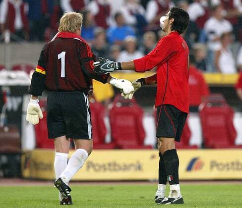 Torwartkollegen Oliver Kahn (Deutschland, li.) und Gianluigi Buffon (Italien) - shake hands nach Spielende Fußball Länderspiel Herren Länderspiel 2003, Nationalmannschaft, Nationalteam, Nationaltrikot, Test, Testspiel Gruppe Stuttgart Kameradschaft,