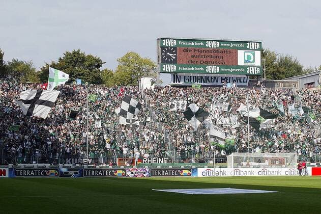 Die Nordkurve im Gladbacher Bökelbergstadion Fußball 1. BL Herren Saison 2003 2004, Borussia Mönchengladbach, Fanblock Totale Bökelberg Mönchengladbach Masse,