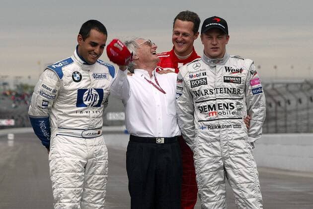 F1-Chef Bernie Ecclestone (England) und die WM-Kandidaten 2003: v.li.: Juan Pablo Montoya (Kolumbien BMW-Williams), Michael Schumacher (Deutschland Ferrari) und Kimi Räikkönen (Finnland McLaren-Mercedes) Motorsport Grand Prix Herren Großer Preis der USA 2003, Formel 1 Weltmeisterschaft, F1, F, GP, WM, Vdig Gruppe Indianapolis Begeisterung, Freude,