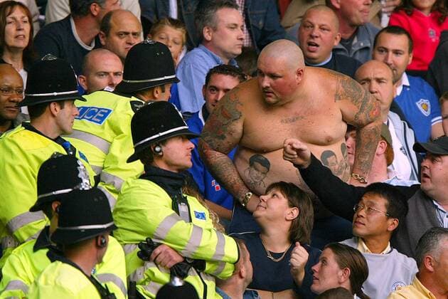 Voluminöser halbnackter Leicester-Fan mit Blickkontakt zu den Sicherheitskräften Fußball Herren English Premier League 2003 2004, 1. Englische Liga, Leicester City, Tattoo, Tätowierung, tätowiert, Gruppe fett, fettleibig, dick, dicker, übergewichtig, Leicester Vdig Komik,