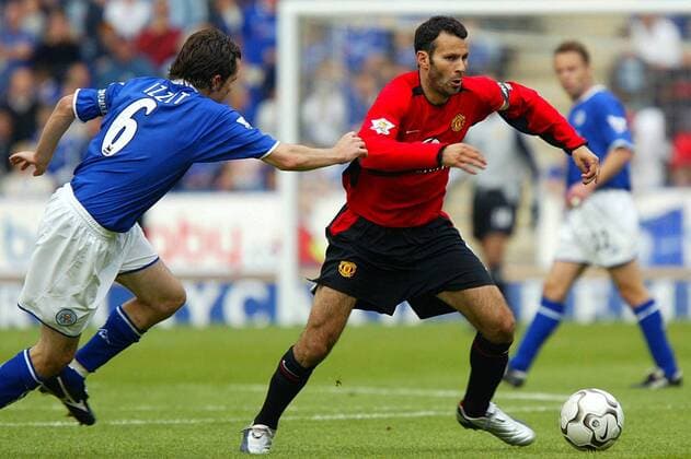 Ryan Giggs (ManU, re.) gegen Muzzy Izzet (Leicester) Fußball Herren English Premier League 2003 2004, 1. Englische Liga, Leicester City - Manchester United 1:4, Vdig, Gruppe Leicester