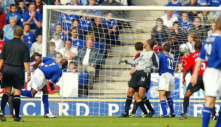 Frank Sinclair (Leicester, li.) verwandelt per Kopfball gegen Torwart Tim Howard (ManU) zum 1:4 Fußball Herren English Premier League 2003 2004, 1. Englische Liga, Leicester City - Manchester United 1:4, Vdig, Gruppe Leicester
