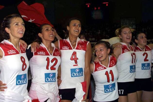 Mannschaftsjubel Türkei nach dem 3:0-Sieg im Halbfinale v.li.: Mesude Kuyan, Cigdem Can, Özlem Özcelik, Pelin Celik, Neslihan Demir und Esra Gümüs Volleyball EM Damen Europameisterschaft 2003, Länderspiel, Nationalmannschaft, Nationalteam, Nationaltrikot, Halbfinale, Gruppe Ankara Begeisterung, Freude,