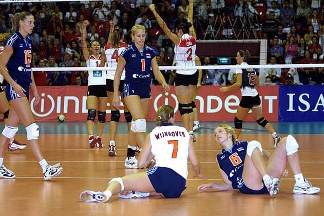 Enttäuschte Niederländerinnen nach dem verlorenen Halbfinale gegen die Türkei Volleyball EM Damen Europameisterschaft 2003, Länderspiel, Nationalmannschaft, Nationalteam, Nationaltrikot, Halbfinale, Gruppe Ankara Enttäuschung, Erschöpfung,