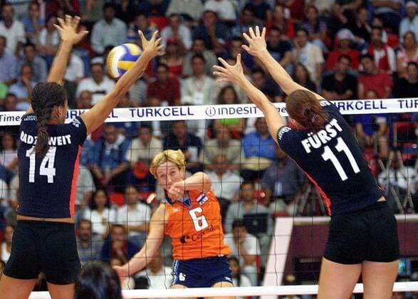 Elles Leferink (Niederlande, Mitte) - Schmetterschlag gegen den Doppelblock von Kathy Radzuweit (li.) und Christiane Fürst (beide Deutschland) Volleyball EM Damen Europameisterschaft 2003, Nationalmannschaft, Nationalteam, Nationaltrikot, Spiel um Platz 3, drei, Gruppe Ankara Dynamik,