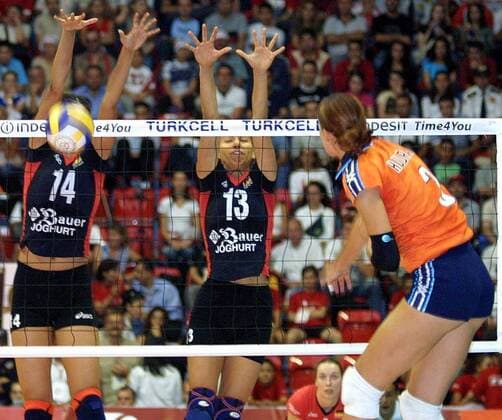 Francien Huurman (Niederlande, re.) - Schmetterschlag gegen den Doppelblock von Kathy Radzuweit (li.) und Atika Bouagaa (beide Deutschland) Volleyball EM Damen Europameisterschaft 2003, Nationalmannschaft, Nationalteam, Nationaltrikot, Spiel um Platz 3, drei, Gruppe Ankara Dynamik,