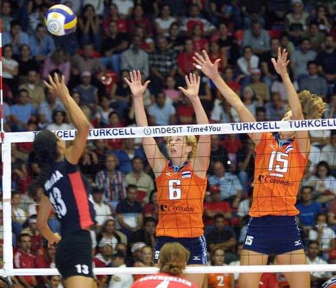 Atika Bouagaa (Deutschland, li.) - Schmetterschlag gegen den Doppelblock von Elles Leferink (li.) und Ingrid Visser (beide Niederlande) Volleyball EM Damen Europameisterschaft 2003, Nationalmannschaft, Nationalteam, Nationaltrikot, Spiel um Platz 3, drei, Gruppe Ankara Dynamik,