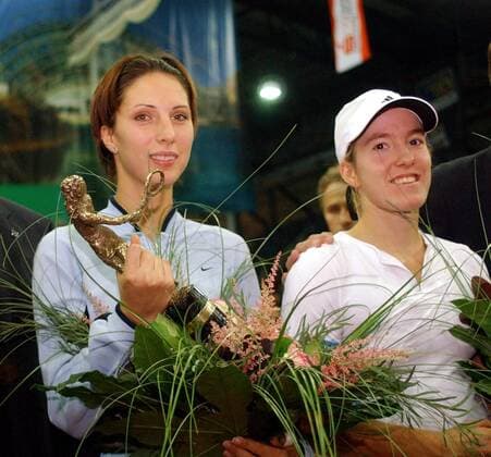 Siegerin Anastasia Myskina (Rußland, li.) und Justine Henin-Hardenne (Belgien) während der Siegerehrung Tennis Damen Sparkassencup 2003, WTA-Tour, Halle, Indoor, Hallentennis, Hallenturnier, Vdig, Gruppe Leipzig Freude,