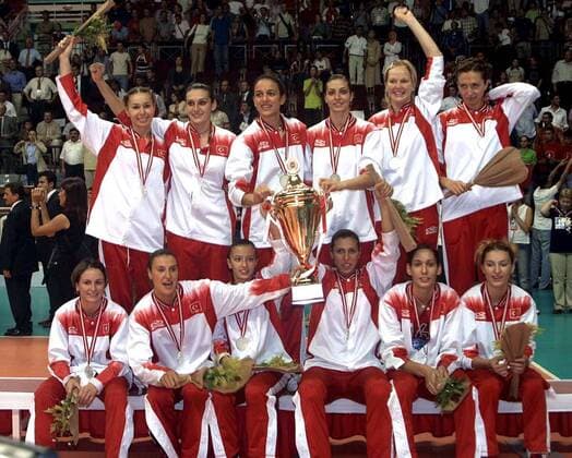 Vizeeuropameister Türkei bei der Siegerehrung mit Ihrem Pokal, hinten v.li.: Bahar Urcu, Esra Gümüs, Aysun Özbek, Sinem Akap, Natalia Hanikoglu, Kuyan Mesude; vorn: Gulden Kayalar, Özlem Özcelik, Pelin Celik, Cigdem Can, Seda Tokatioglu, Demir Neslihan Volleyball EM Damen Europameisterschaft 2003, Finale, Endspiel, Länderspiel, Nationalmannschaft, Nationalteam Totale Ankara