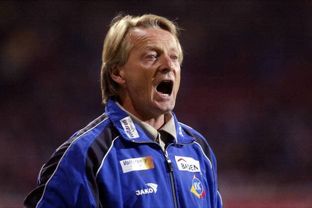 Trainer Lorenz-Günther Köstner (Karlsruhe) gibt Anweisungen Fußball 2. BL Herren Saison 2003 2004, Mainz - Karlsruher SC 1:1, Karlsruhe, Einzelbild Mainz