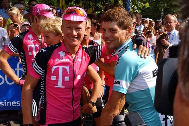 Alexander Winokurow (Kasachstan Team Telekom, li.) und Jan Ullrich (Deutschland Bianchi) - herzliche Begrüßung der beiden Freunde vor dem Start Radsport Herren 90. Züri-Metzgete 2003, Straßenradsport, Straße, Rad Zürich Harmonie, Glück, Freude,