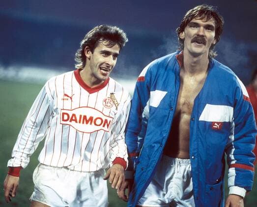 Pierre Littbarski (li.) und Paul Steiner (beide Köln) zufrieden nach Spielende Fußball 1. BL Herren DEUTSCHSPRACHIGE SPORTZEITSCHRIFTEN UND -ZEITUNGEN NUR NACH RÜCKSPRACHE, Saison 1985 1986 Gruppe Köln