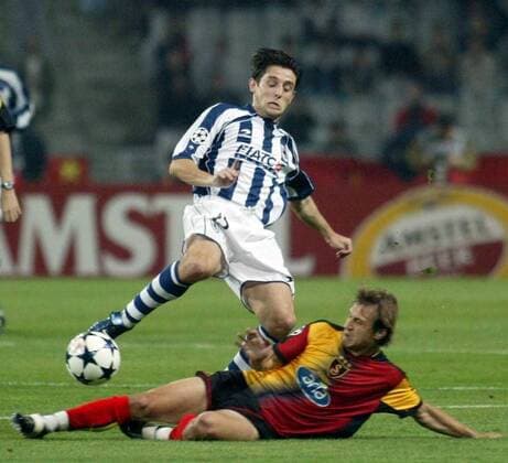 Nihat Kahveci (li., San Sebastian) gegen Ayhan Akman (Galatasaray) Fußball EC 1 Herren Champions League 2003 2004, Galatasaray Istanbul - Real Sociedad San Sebastian 1:2 Gruppe Istanbul Dynamik, Kampf,