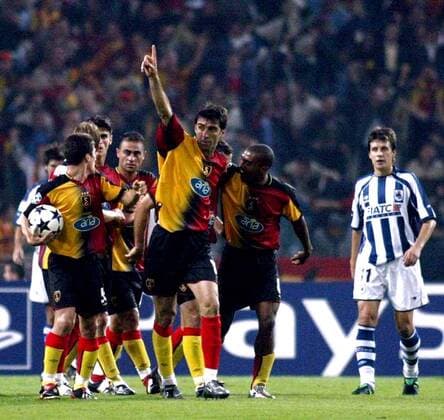 Torschütze Hakan Sükür (Mitte) beim Torjubel mit seinen Mannschaftskollegen, u.a. Joao Batista (2.v.re. beide Galatasaray; re. Mikel Aranburu (San Sebastian) Fußball EC 1 Herren Champions League 2003 2004, Galatasaray Istanbul - Real Sociedad San Sebastian 1:2 Gruppe Istanbul Freude,