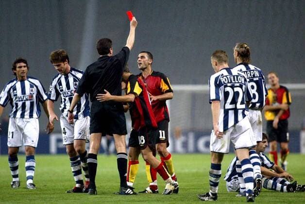 Hasan Sas (Mitte, 11 Galatasaray) wird von Schiedsrichter Herbert Fandel (Deutschland) wegen einer Tätlichkeit gegen Bittor Alkiza Fernandez (re., San Sebastian) vom Platz gestellt Fußball EC 1 Herren Champions League 2003 2004, Galatasaray Istanbul - Real Sociedad San Sebastian 1:2 Gruppe Istanbul