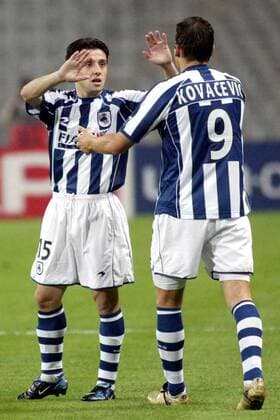 Nihat Kahveci (li.) und Darko Kovacevic (beide San Sebastian) klatschen sich vor Spielbeginn ab Fußball EC 1 Herren Champions League 2003 2004, Istanbul - Real Sociedad San Sebastian 1:2 Gruppe Istanbul Kameradschaft,