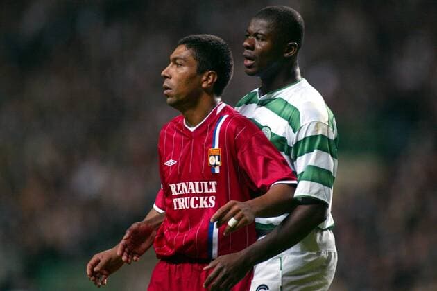 Giovane Elber (Lyon, li.) gegen Dianbobo Balde (Celtic Glasgow) Fußball EC 1 Herren Champions League 2003 2004, Celtic Glasgow - Olympique Lyonnais, OL 2:0, Vdig Gruppe Glasgow  