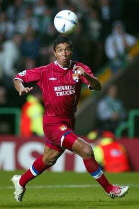 Giovane Elber (Lyon) fixiert den Ball Fußball EC 1 Herren Champions League 2003 2004, Glasgow - Olympique Lyonnais, OL 2:0, Vdig Einzelbild Glasgow Dynamik,  