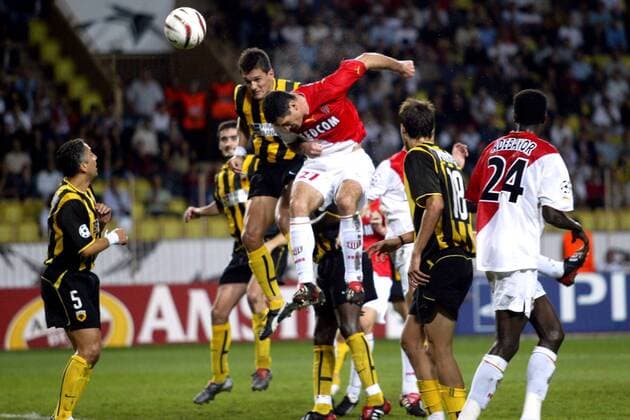 Julien Rodriguez (re., Monaco) gegen Ilija Ivic (Athen) Fußball EC 1 Herren Champions League 2003 2004, AS Monaco - AEK Athen 4:0, Gruppe Monte Carlo Dynamik, Höhe,  
