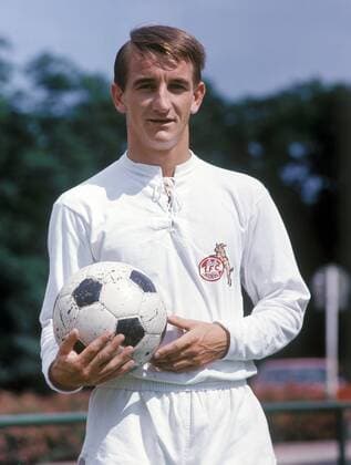 Hannes Löhr (Köln) mit Ball Fußball 1. BL Herren DEUTSCHSPRACHIGE SPORTZEITSCHRIFTEN UND -ZEITUNGEN NUR NACH RÜCKSPRACHE, Saison 1966 1967 Porträt Aufnahmedatum geschätzt Köln