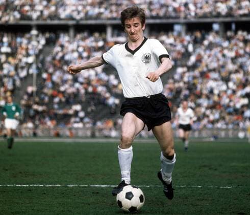 Hannes Löhr (BR Deutschland) mit Ball Fußball Länderspiel Herren DEUTSCHSPRACHIGE SPORTZEITSCHRIFTEN UND -ZEITUNGEN NUR NACH RÜCKSPRACHE, Länderspiel 1970 Einzelbild Berlin Dynamik,