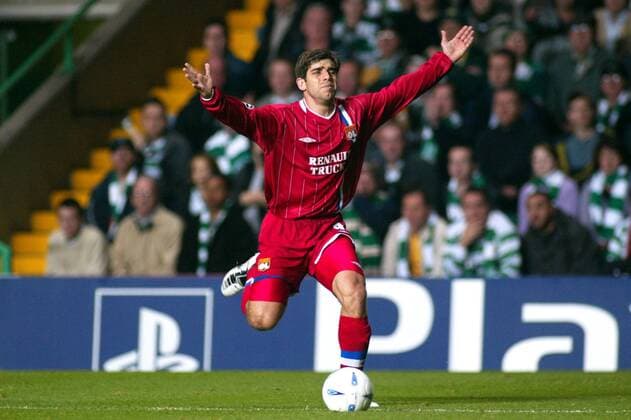 Juninho Pernambucano (Lyon) enttäuscht über die Fehlentscheidung des Linienrichters Fußball EC 1 Herren Champions League 2003 2004, Glasgow - Olympique Lyonnais, OL 2:0, Vdig Einzelbild Glasgow Enttäuschung,  