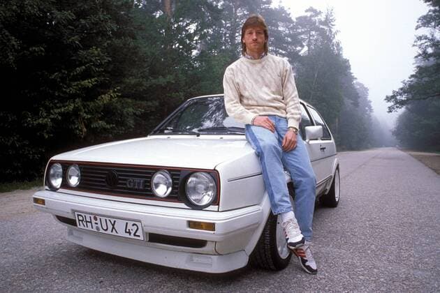 Dieter Lieberwirth (Nürnberg) lehnt lässig an seinem Golf GTI - bescheidener Luxus im Stil der Achtziger Jahre Fußball 1. BL Herren DEUTSCHSPRACHIGE SPORTZEITSCHRIFTEN UND -ZEITUNGEN NUR NACH RÜCKSPRACHE, Saison 1985 1986 Einzelbild Aufnahmedatum geschätzt Nürnberg