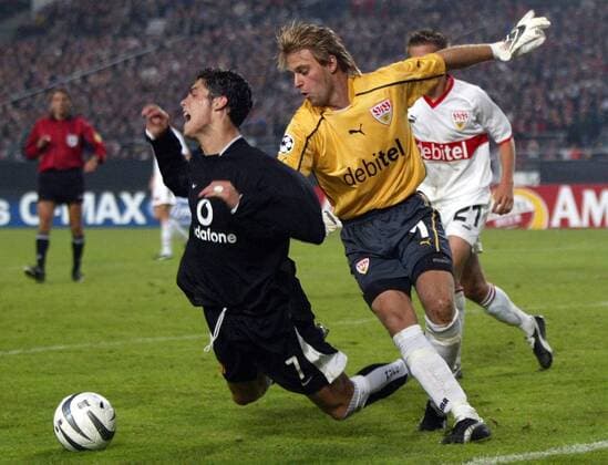 Cristiano Ronaldo (ManU) sinkt vor Torwart Timo Hildebrand (re., Stuttgart) dahin Fußball EC 1 Herren Champions League 2003 2004, VfB Stuttgart - Manchester United 2:1, Gruppe Stuttgart Dynamik, Kampf,