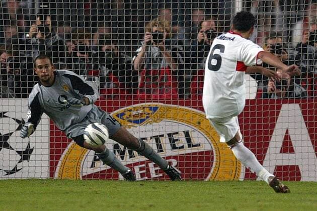 Torwart Tim Howard (li., ManU) pariert den Elfmeter von Meira (Stuttgart) Fußball EC 1 Herren Champions League 2003 2004, VfB Stuttgart - Manchester United 2:1, Gruppe Stuttgart Dynamik, Abwehr