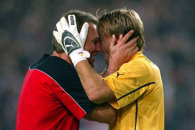 Torwarttrainer Jochen Rücker (li.) ist sichtlich stolz auf Torwart Timo Hildebrand (beide Stuttgart) Fußball EC 1 Herren Champions League 2003 2004, VfB Stuttgart, Gruppe Stuttgart Harmonie Freude, Begeisterung,