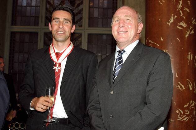 Michael Preetz, Assistent der Geschäftsleitung (li.) mit Manager Dieter Hoeneß (beide Hertha BSC) bei der Verleihung des Verdienstordens des Landes Berlin im Roten Rathaus Fußball Herren Verleihung des Verdienstordens des Landes Berlin 2003, Ehrung, Auszeichnung, Orden, Verdienstorden, Gruppe Berlin Freude,