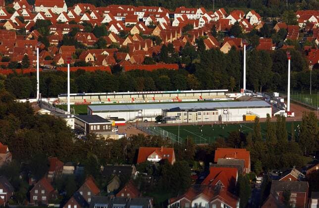 Fußball, Stadiongeschichte Rot Weiß Ahlen Das Ahlener Wersestadion liegt inmitten der so genannten Kolonie Fußball 2. BL Herren Saison 2003 2004, LR Ahlen Totale Ahlen