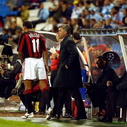 Trainer Carlo Ancelotti (re.) wechselt Rivaldo (beide Milan) ein Fußball EC 1 Herren Champions League 2003 2004, Vigo - AC Mailand 0:0, Vdig, Gruppe Vigo