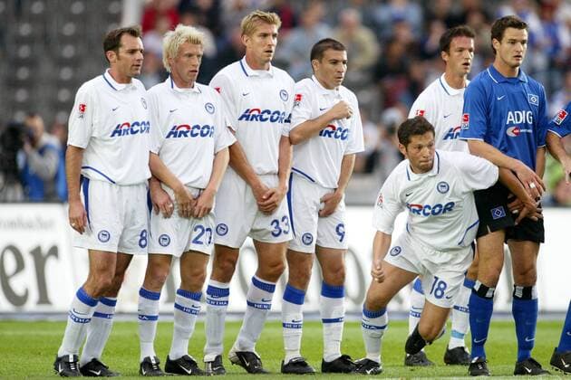 Freistoßmauer Hertha v. li.: Bart Goor, Andreas Zecke Neuendorf, Marko Rehmer, Luizao, Pal Dardai und Fredi Bobic, re. Marcel Maltritz (HSV) Fußball 1. BL Herren Saison 2003 2004, Hertha BSC Berlin - Hamburger SV 1:1, Hamburg, Vdig, Gruppe Berlin Abwehr,