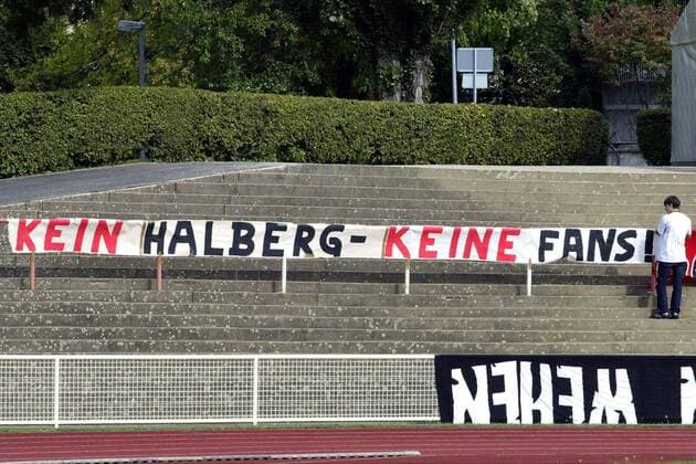 Fußball, Stadiongeschichte SV Wehen Wiesbaden Die Wehener Fans äußern mit einem Transparent Kein Halberg - keine Fans ihren Unmut über die neue Heimspielstätte in Wiesbaden Fußball Herren Regionalliga Süd 2003 2004, 3. Liga, SV Wehen Totale Wiesbaden