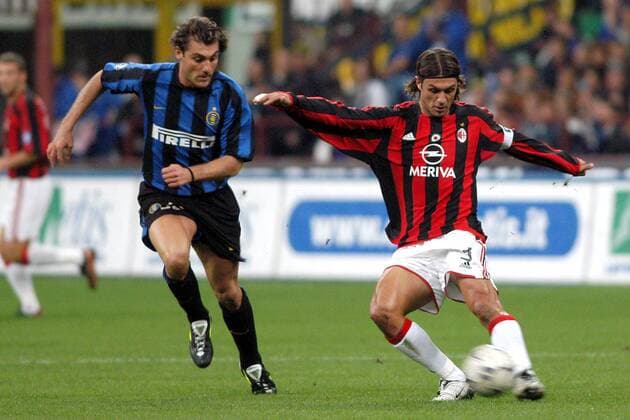 Paolo Maldini (re., Milan) gegen Christian Vieri (Inter) Fußball Herren Serie A 2003 2004, 1. Italienische Liga, FC Internazionale Mailand - AC Mailand 1:3 Gruppe Derby, Lokalderby, Ortsderby, Stadtderby Mailand Dynamik,