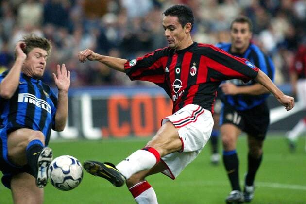 Filippo Inzaghi (re., Milan) zieht ab, Thomas Helveg (Inter) geht dazwischen Fußball Herren Serie A 2003 2004, 1. Italienische Liga, FC Internazionale Mailand - AC Mailand 1:3 Gruppe Derby, Lokalderby, Ortsderby, Stadtderby Mailand Dynamik,