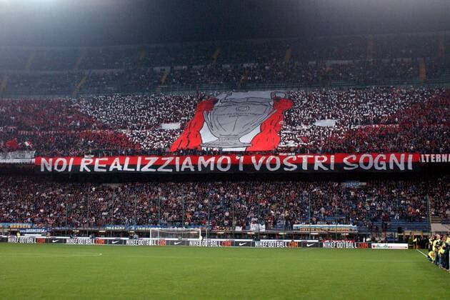 Die Fans im Milan-Fanblock feiern während des Lokalderbys immer noch den Champions League Sieg 2003, und haben noch genug Spott für den Lokalrivalen Inter übrig: Noi realizziamo i vostri sogni - Wir realisieren auch eure Träume Fußball Herren Serie A 2003 2004, 1. Italienische Liga, FC Internazionale Mailand - AC Mailand 1:3, Feindschaft Totale Derby, Lokalderby, Ortsderby, Stadtderby Mailand