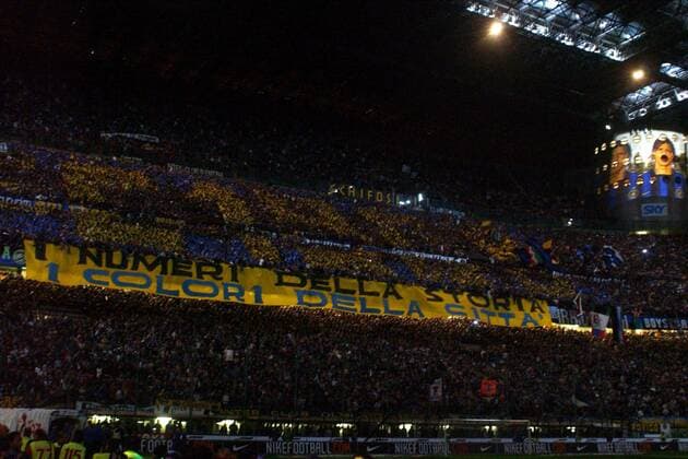 Die Fans im Inter-Fanblock feiern Ihre Farben der Stadt gegenüber dem Lokalrivalen AC Milan Fußball Herren Serie A 2003 2004, 1. Italienische Liga, FC Internazionale Mailand - AC Mailand 1:3 Totale Derby, Lokalderby, Ortsderby, Stadtderby Mailand