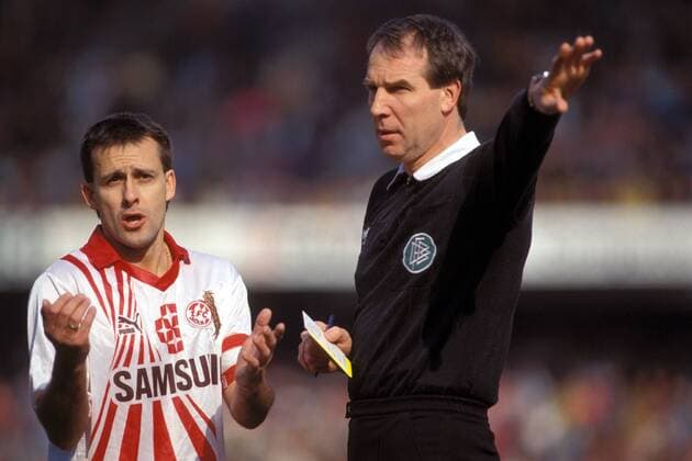Pierre Littbarski (Köln) kann die Entscheidung von Schiedsrichter Hans-Joachim Osmers nur schwer verstehen Fußball 1. BL Herren DEUTSCHSPRACHIGE SPORTZEITSCHRIFTEN UND -ZEITUNGEN NUR NACH RÜCKSPRACHE, Saison 1989 1990 Gruppe Düsseldorf