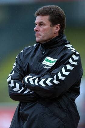 Trainer Dieter Hecking (Lübeck) skeptisch Fußball 2. BL Herren Saison 2003 2004, Nürnberg - VfB Lübeck 1:2 Einzelbild Nürnberg Skepsis,