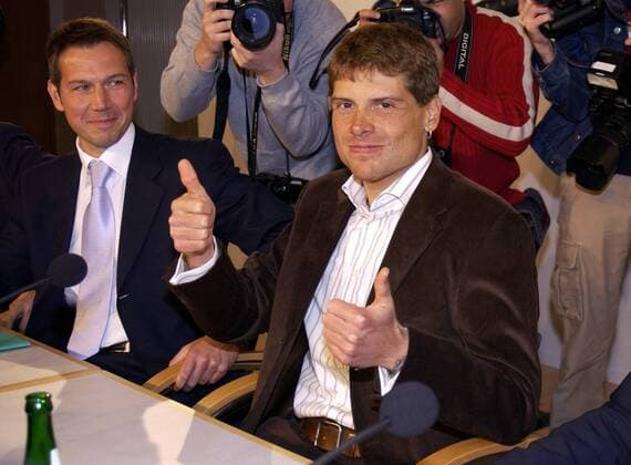 Jan Ullrich (Deutschland T Mobile) mit Rene Obermann (Deutschland), Vorstandsvorsitzender der T-Mobile International AG und Co KG, nach seinem Teamwechsel zum neubenannten Rennstall der Deutschen Telekom Radsport Herren Straßenradsport 2003, Rad, Straße, Pressekonferenz, PK, Pressetermin, Vorstellung, Vdig Gruppe Präsentation Bonn