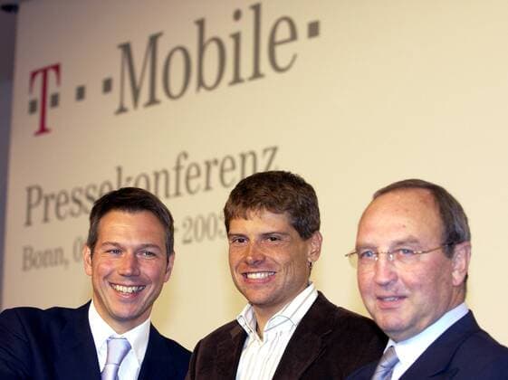 Jan Ullrich (Mitte, Deutschland) mit Teammanager Walter Godefroot (Belgien beide T Mobile) und Rene Obermann (Deutschland), Vorstandsvorsitzender der T Mobile International AG und Co KG bei seiner Rückkehr zur Deutschen Telekom Radsport Herren Straßenradsport 2003, Rad, Straße, Pressekonferenz, PK, Pressetermin, Vorstellung, Vdig Gruppe Präsentation Bonn