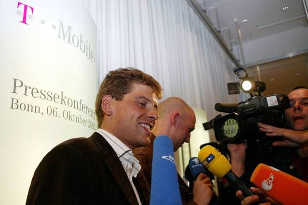 Neuzugang Jan Ullrich (Deutschland T Mobile) stellt sich den Medien Radsport Herren Straßenradsport 2003, Rad, Straße, Pressekonferenz, PK, Pressetermin, Vorstellung, Vdig Gruppe Präsentation Bonn