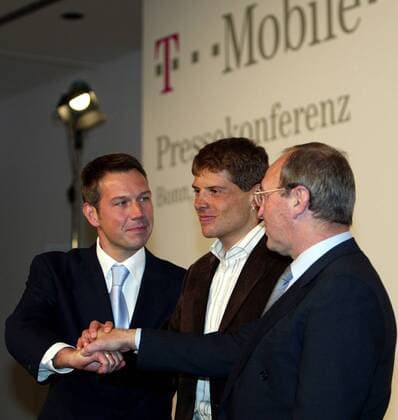 Jan Ullrich (Mitte, Deutschland) besiegelt seine Zusammenarbeit mit Teammanager Walter Godefroot (re., Belgien) und Rene Obermann (Deutschland alle T Mobile), Vorstandsvorsitzender der T Mobile International Ag und Co KG, im neuen Telekom Rennstall Radsport Herren Straßenradsport 2003, Rad, Straße, Pressekonferenz, PK, Pressetermin, Vorstellung, Vdig Gruppe Präsentation, Handschlag, shakehands, Zusammenhalt Bonn Harmonie, Kameradschaft,