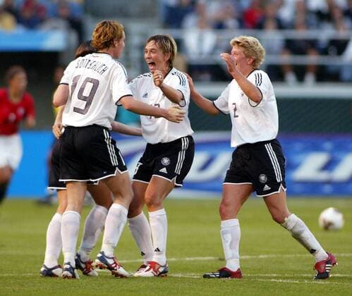 Torjubel Deutschland: v.li. Stefanie Gottschlich, Sandra Minnert und Kerstin Stegemann Fußball WM Damen Weltmeisterschaft 2003, Länderspiel, Nationalmannschaft, Nationalteam, Nationaltrikot, Halbfinale Gruppe Portland Freude,