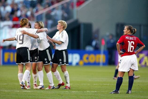 Freud und Leid - Tiffeny Milbrett (USA) nimmt den Torjubel der Deutschen enttäuscht hin Fußball WM Damen Weltmeisterschaft 2003, Länderspiel, Nationalmannschaft, Nationalteam, Nationaltrikot, Halbfinale Gruppe Portland Enttäuschung,