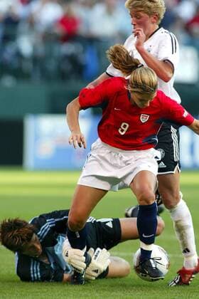 Mia Hamm (USA, Mitte) gegen Torfrau Silke Rottenberg (li.) und Kerstin Stegemann (beide Deutschland) Fußball WM Damen Weltmeisterschaft 2003, Länderspiel, Nationalmannschaft, Nationalteam, Nationaltrikot, Halbfinale Gruppe Portland Dynamik, Kampf,
