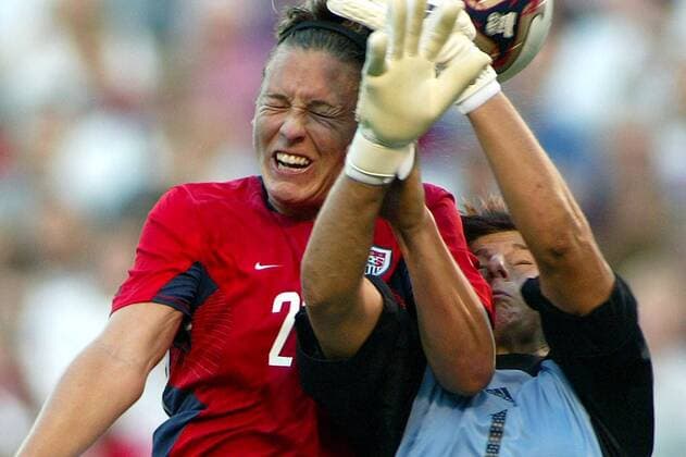 Abby Wambach (USA, li.) vor Torfrau Silke Rottenberg (Deutschland) Fußball WM Damen Weltmeisterschaft 2003, Länderspiel, Nationalmannschaft, Nationalteam, Nationaltrikot, Halbfinale Gruppe Portland Dynamik, Kampf,