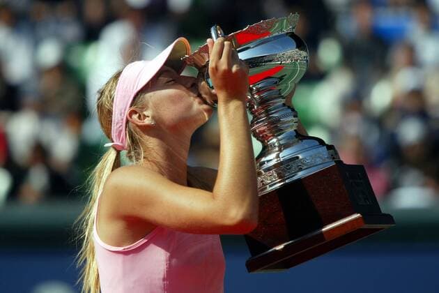 Maria Sharapova (Rußland) küßt stolz den Pokal der AIG Open 2003 - VERÖFFENTLICHUNGSRECHTE NUR FÜR DEUTSCHE MEDIEN Tennis Damen AIG Open 2003, WTA-Tour, Finale, Endspiel, Vdig, Einzelbild Tokio, Siegerehrung Glück Begeisterung, Freude,